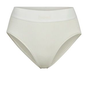 Skims mid-rise brief in Bone